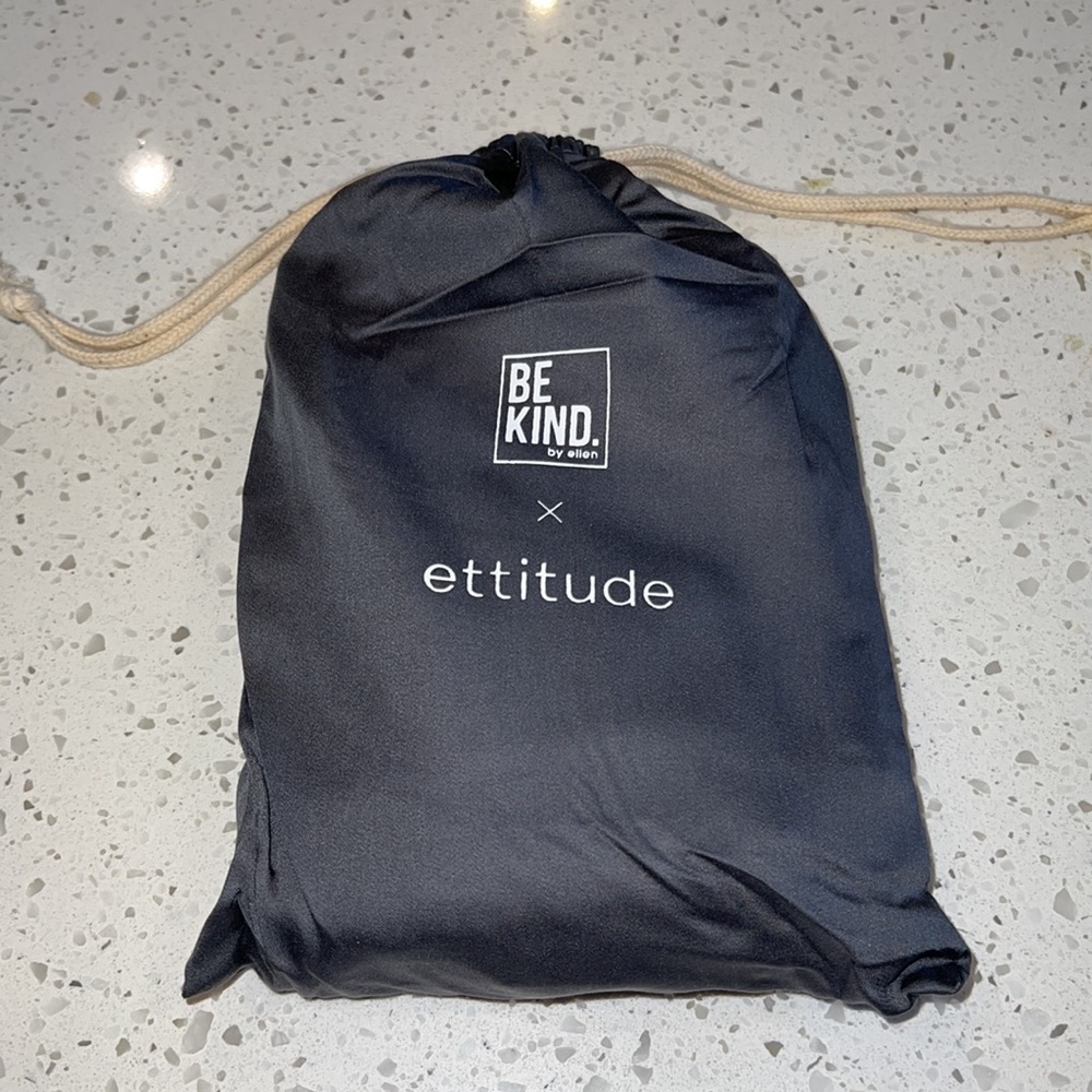 Sleep mask, pillowcase & face washing towels - Picture 3 of 3